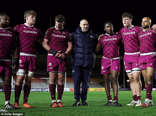 Alex Sanderson (centro) rinde homenaje a sus jugadores después de la victoria de la semana pasada en los octavos de final de la Copa de Campeones sobre los Harlequins, preparando una enorme tarea para el sábado en Leinster.