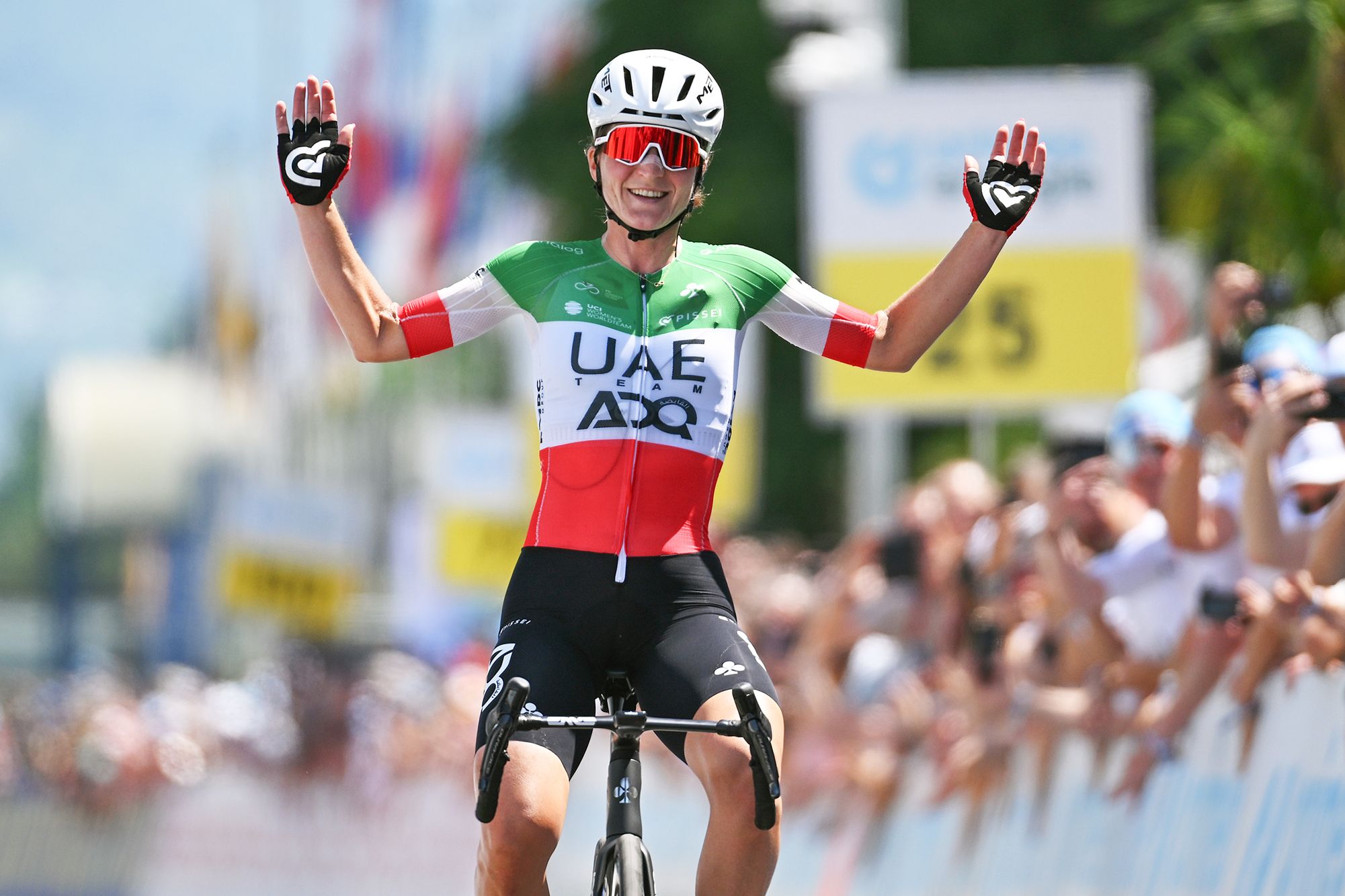 Tour de Suiza femenino: Elisa Longo Borghini gana la segunda etapa montañosa y lidera la general atacando la subida final en Locarno