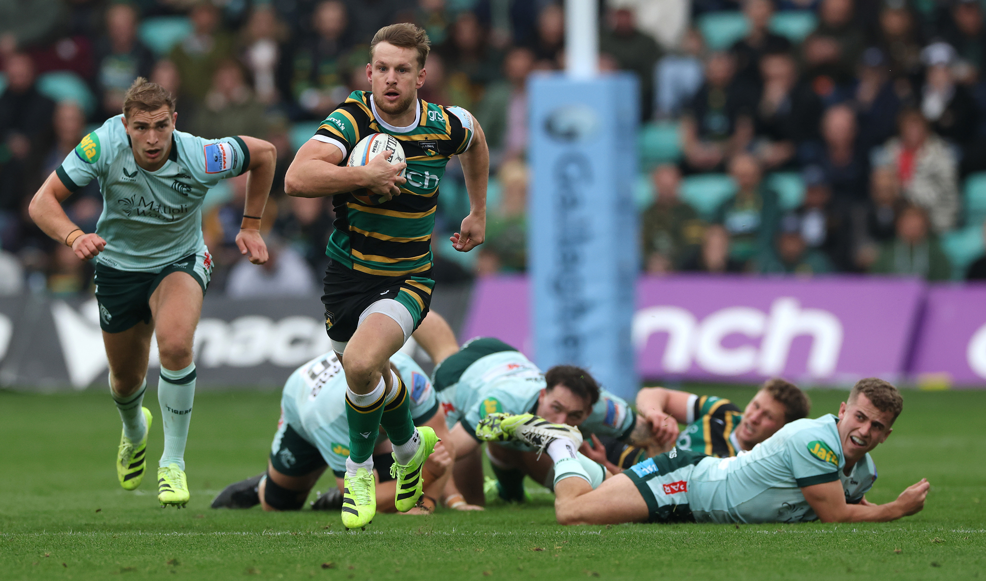 Northampton Saints' Rory Hutchinson makes a break during the October 2025 PREM Rugby match against Leicester Tigers.