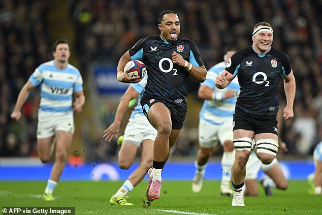 Max Ojomoh fue el jugador del partido contra Argentina el otoño pasado, anotando un try y brindando dos asistencias en la victoria por 27-23. Pero no ha jugado para las Rosas Rojas desde
