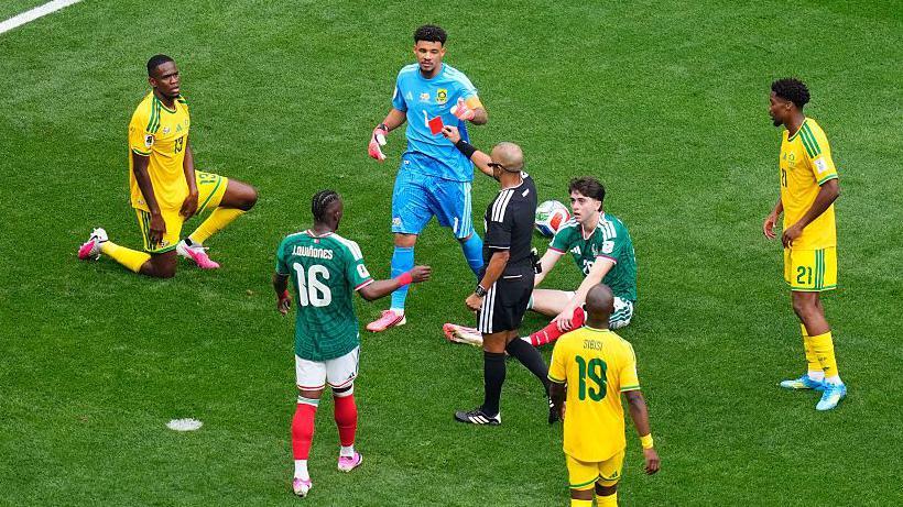 Tres tarjetas rojas: ¿se están volviendo más duros los árbitros en el Mundial?