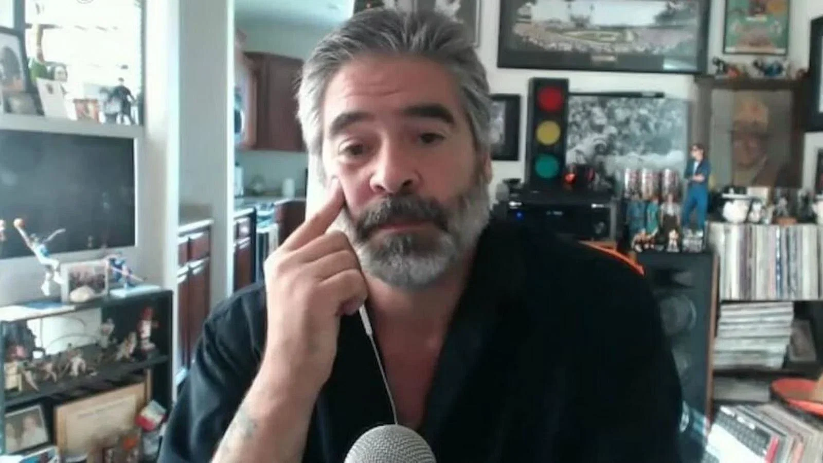 Vince Russo se pregunta por qué los luchadores modernos siguen centrándose en la Attitude Era
