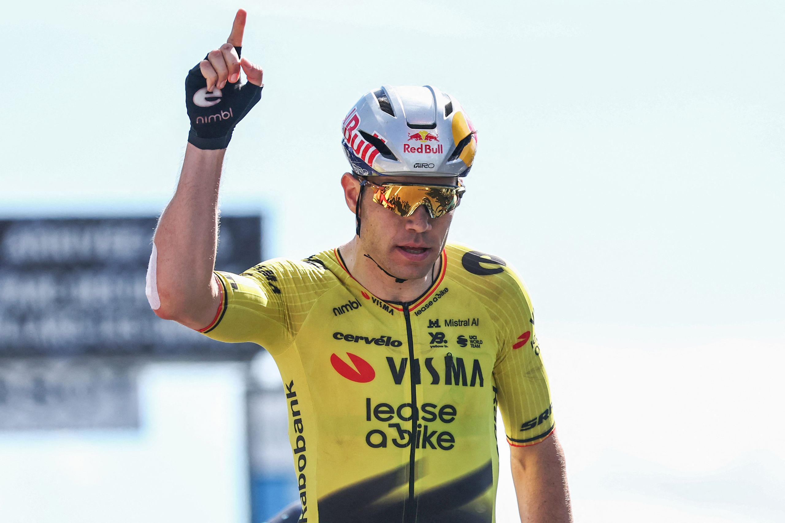 Wout van Aert podría haber desarrollado sepsis y se sometió a una cirugía para extirpar el codo afectado que lo descartó del Tour de Francia.