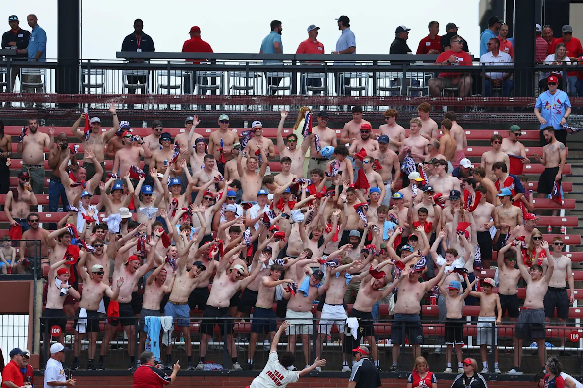 ¿Por qué "sábalo" la Serie Mundial Universitaria? Ole Miss sin camisa, fanáticos de la UNC